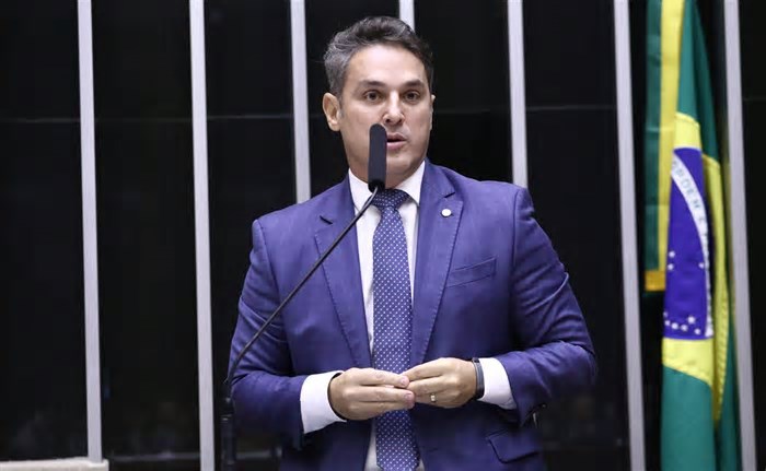 Zucco cobra esclarecimentos sobre possível conflito de interesses no governo