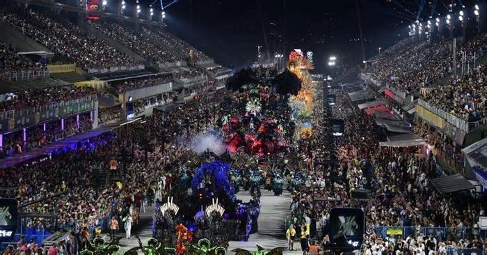Última noite de desfiles no Rio de Janeiro promete emocionar o público