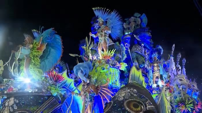 Vídeo. Carnaval do Rio: escolas de samba iluminam o Sambódromo