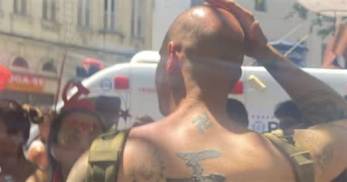 Turista com tatuagem de suástica nazista é agredido em bloco no RJ