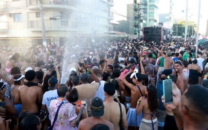 Carnaval da Alegria lota hotéis e movimenta economia em Macaé