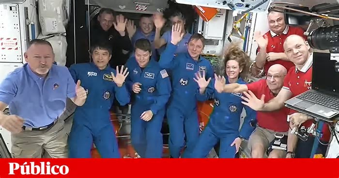 Astronautas retidos na Estação Espacial Internacional recebem substitutos a bordo