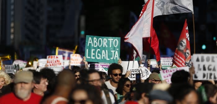 Projeções no Centro do Recife destacam urgência de avanços na discussão sobre o aborto no Brasil