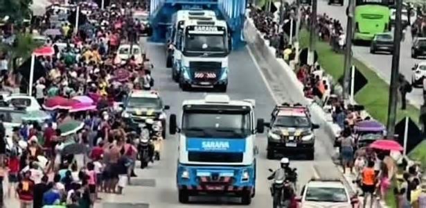 Uh, é a carreta!: cidades fazem festa para ver transformador gigante passar