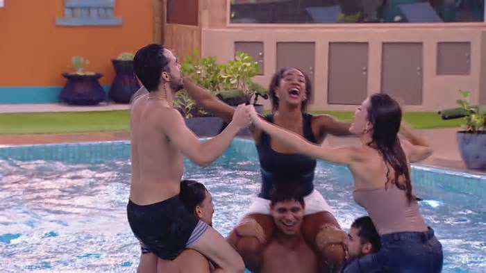 Brothers curtem banho de chuva na piscina e cantam música de abertura do BBB 25