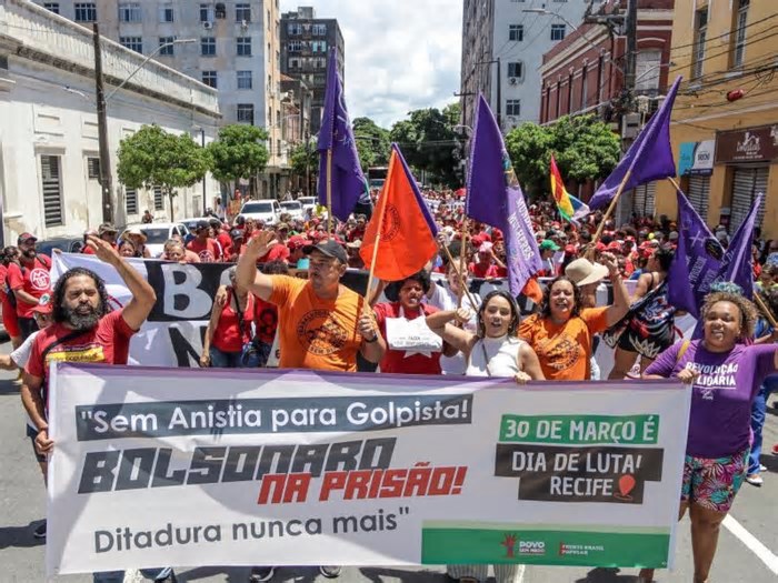 No Recife, CUT protesta contra pedido de anistia a Bolsonaro e envolvidos em tentativa de golpe