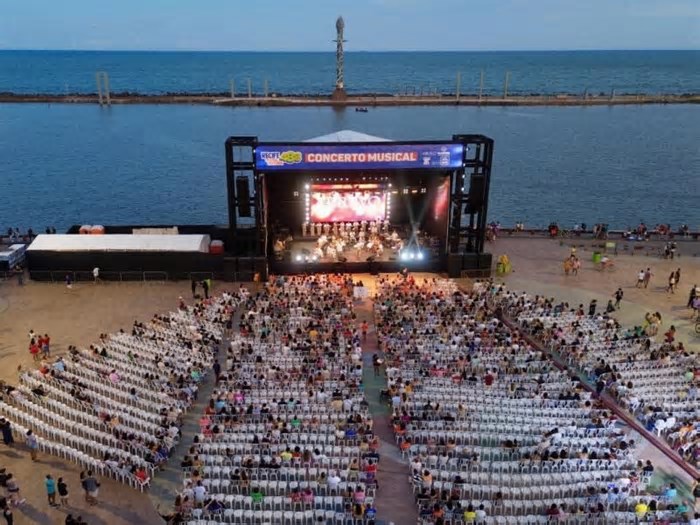 Orquestra Bravo encanta o Marco Zero no fechamento dos festejos de aniversário do Recife