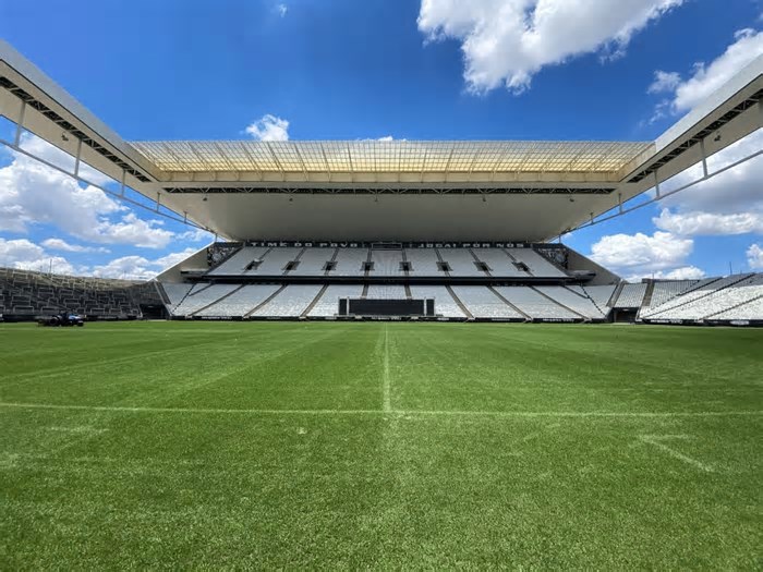 Gramado natural ou sintético? Como se cuida de um campo de futebol