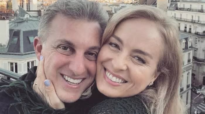 Luciano Huck celebra 20 anos do filho com bolo na mansão