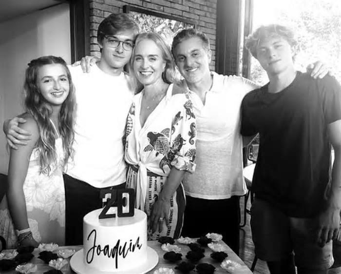 Filho mais velho de Angélica e Luciano Huck ganha bolo da família no aniversário de 20 anos