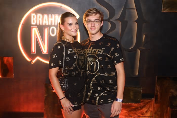 Carnaval 2025: Aniversariante, Joaquim Huck comemora na Sapucaí com a namorada