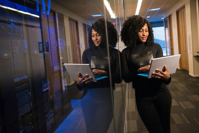 Mulheres têm mais diplomas, mas atuam menos na ciência e tecnologia