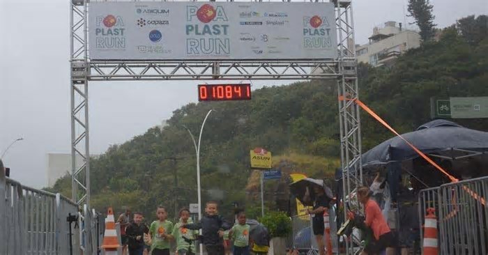 Mesmo com chuva, corrida sustentável reúne mais de mil atletas na orla de Porto Alegre