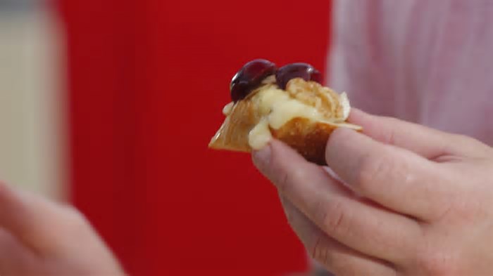 Crostini doce e salgado com Brie e cerejas