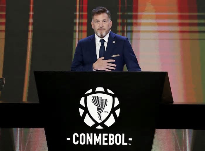 Chefe da Conmebol pede desculpas por ter dito que Libertadores sem Brasil é como