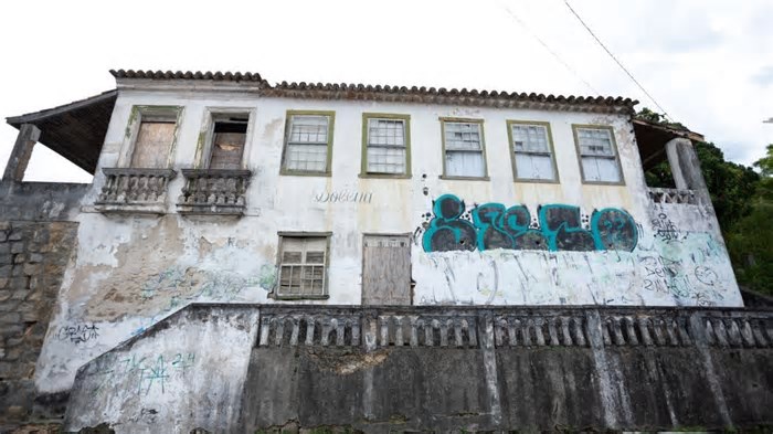 Comprado por R$ 1 mi, casarão da família Moreira vive abandono na Grande Florianópolis
