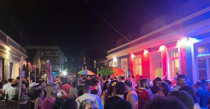Carnaval ganha as ruas de Porto Alegre