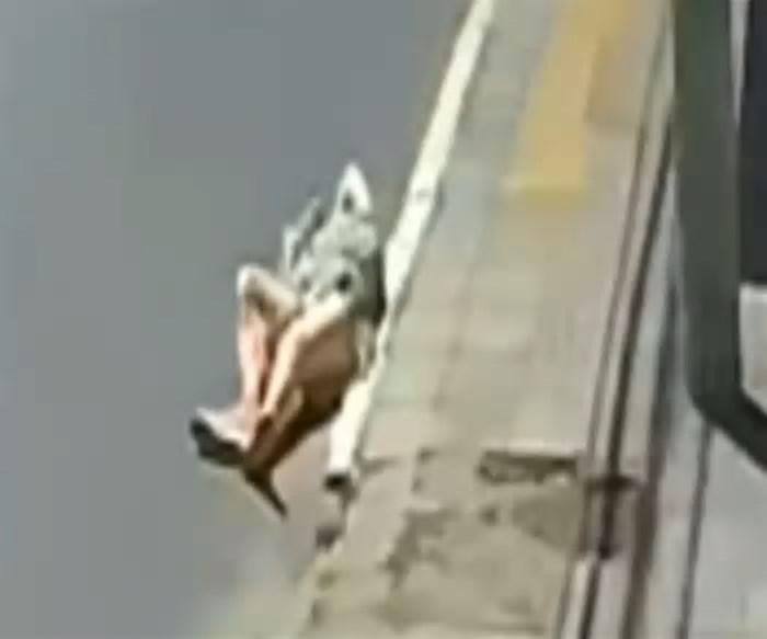 Idosa é atropelada por ônibus enquanto descia do veículo na capital