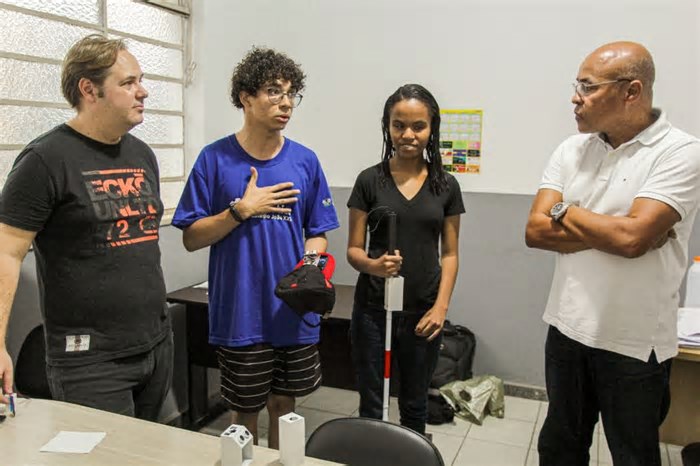 Alunos de Robótica de Volta Redonda vão produzir mais 20 ‘Bengalas Inteligentes’ para deficientes visuais