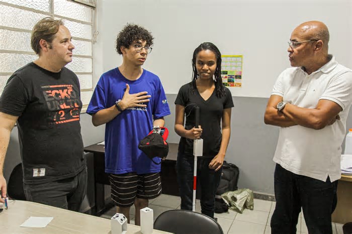 Mais 20 ‘Bengalas Inteligentes’ para deficientes visuais serão produzidas por alunos de Robótica