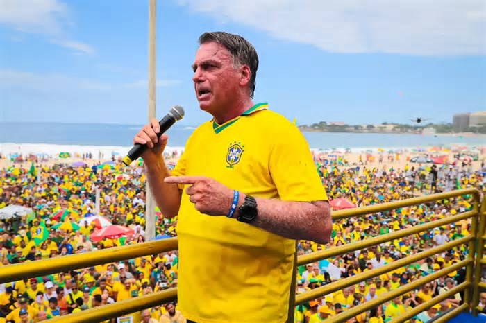 Ato de Bolsonaro reuniu 18,3 mil pessoas, menos de 2% do previsto