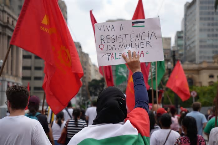 Mulheres de todo o País fazem realizam combativo de 8 de março