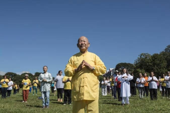 Mestre Woo celebra 94 anos na Praça da Harmonia Universal