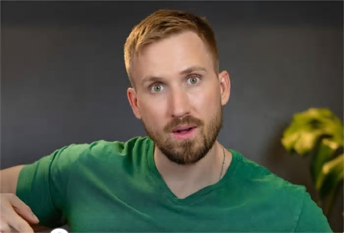 Influencer americano diz ter sido agredido em assalto no Brasil: 'Me jogaram no chão'