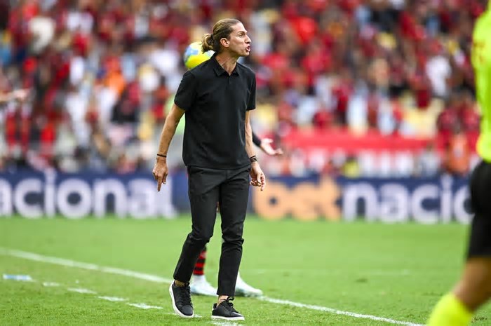 Em seis meses, Filipe Luís chega a 3 títulos e uma derrota na carreira profissional
