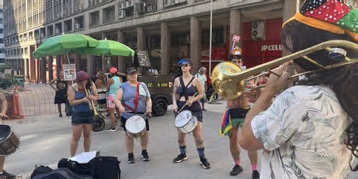 Bloco desfila em protesto contra proibição de Carnaval na Cidade Baixa