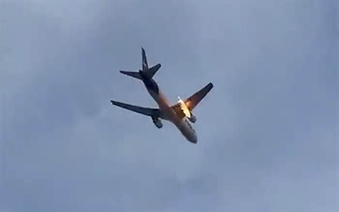 Vídeo: avião de carga é flagrado com chamas no motor após colisão com pássaro