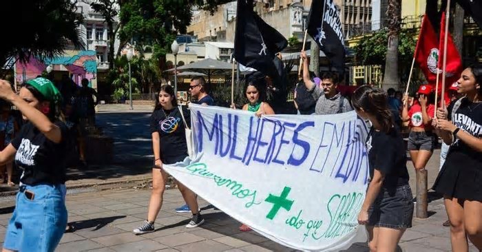 Movimentos sociais celebram Dia da Mulher em ato com reivindicações no Centro de Porto Alegre