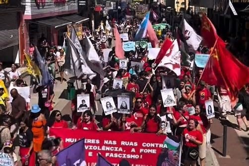 Movimentos sociais puxam marcha pelo Dia Internacional da Mulher em Porto Alegre