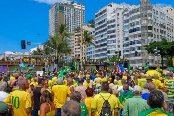 Em manifestação no Rio de Janeiro com 18 mil pessoas, Bolsonaro afirma que não fugirá do país