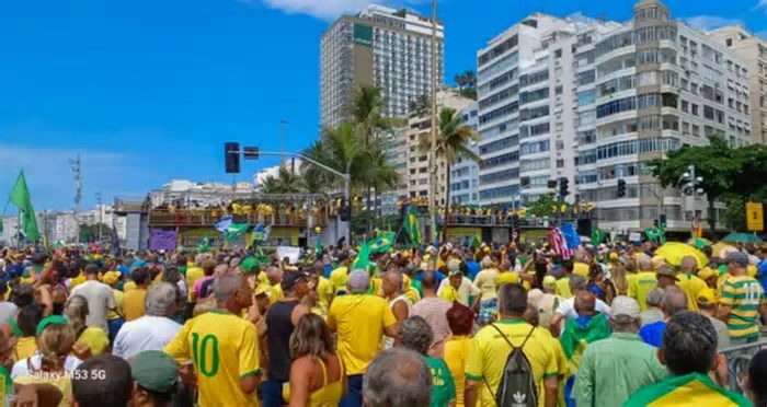 Bolsonaro afirma que não fugirá do país em ato no Rio de Janeiro