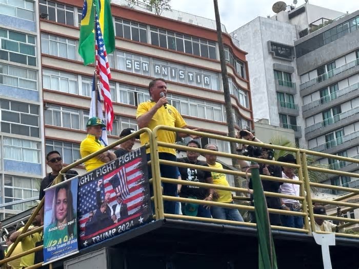 Janela de Copacabana exibe faixa 'sem anistia' em ato de Bolsonaro no Rio, e imagem viraliza nas redes