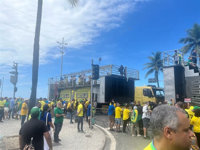 Governadores e deputados vão em ato de Bolsonaro na praia de Copacabana pela anistia aos presos do 8/1