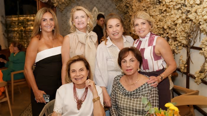 Um bem incrementado coquetel jantar para Yedda Baião