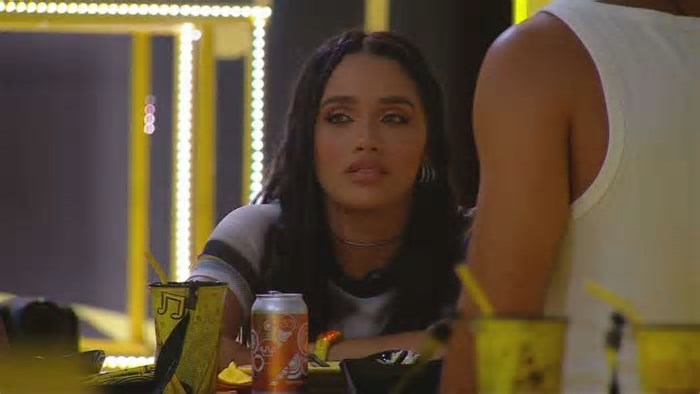 Às vésperas do paredão, Eva surge 'mal' em festa do BBB 25: 'Não é simples'