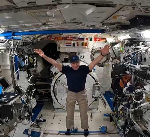 Astronauta viraliza ao mostrar solução para vestir calças no espaço