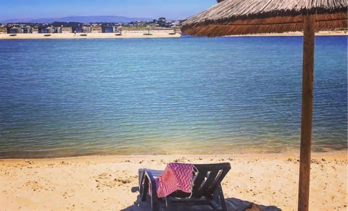 Nem só de mar se fazem os paraísos em Portugal. Esta praia tem água a 25 graus e não fica a sul
