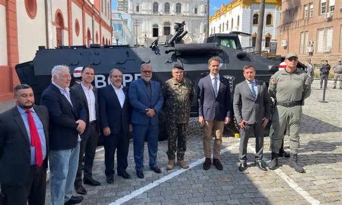 Deputado Victorino celebra a entrega de blindados Urutu para a segurança do RS