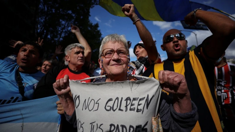 Por que torcidas organizadas de times de futebol se uniram a aposentados em protesto contra Milei