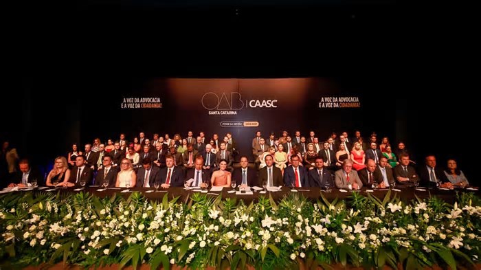 Em solenidade festiva, Juliano Mandelli toma posse na presidência da OAB/SC