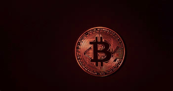 Saques de fundos de criptomoedas superaram os US$ 800 milhões na semana passada e expõe momento delicado do mercado