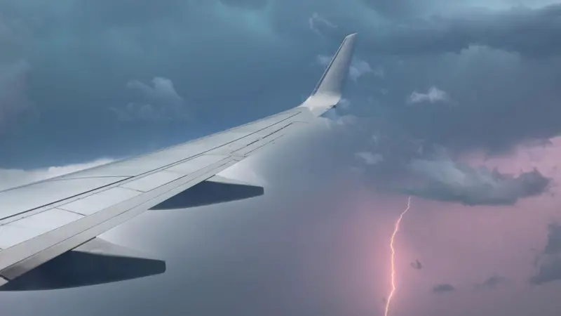 É seguro voar de avião durante tempestades?