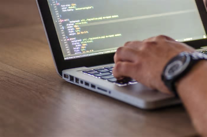 Mulheres na tecnologia: Febraban oferece 3100 bolsas de estudos em cursos de programação e análise de dados
