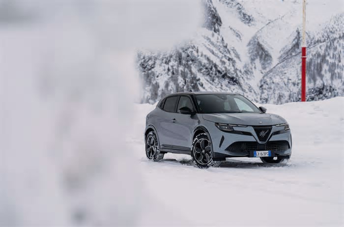 Alfa Romeo Junior Ibrida Q4: trazione integrale e tecnologia al top!