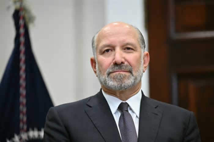 EUA adia tarifas sobre carros de Canadá e México, mas não avança com Trudeau