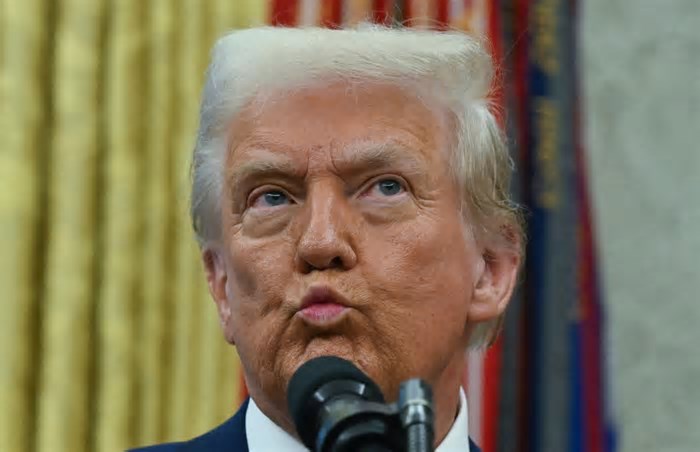 Trump morde e assopra: veja as idas e vindas das ameaças tributárias do presidente dos EUA